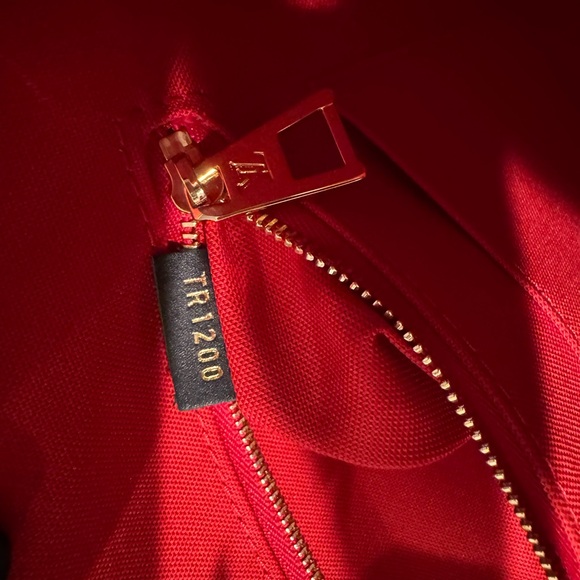 Louis Vuitton OnTheGo Tote/ Medium size in perfect condition like new. - Picture 14 of 14